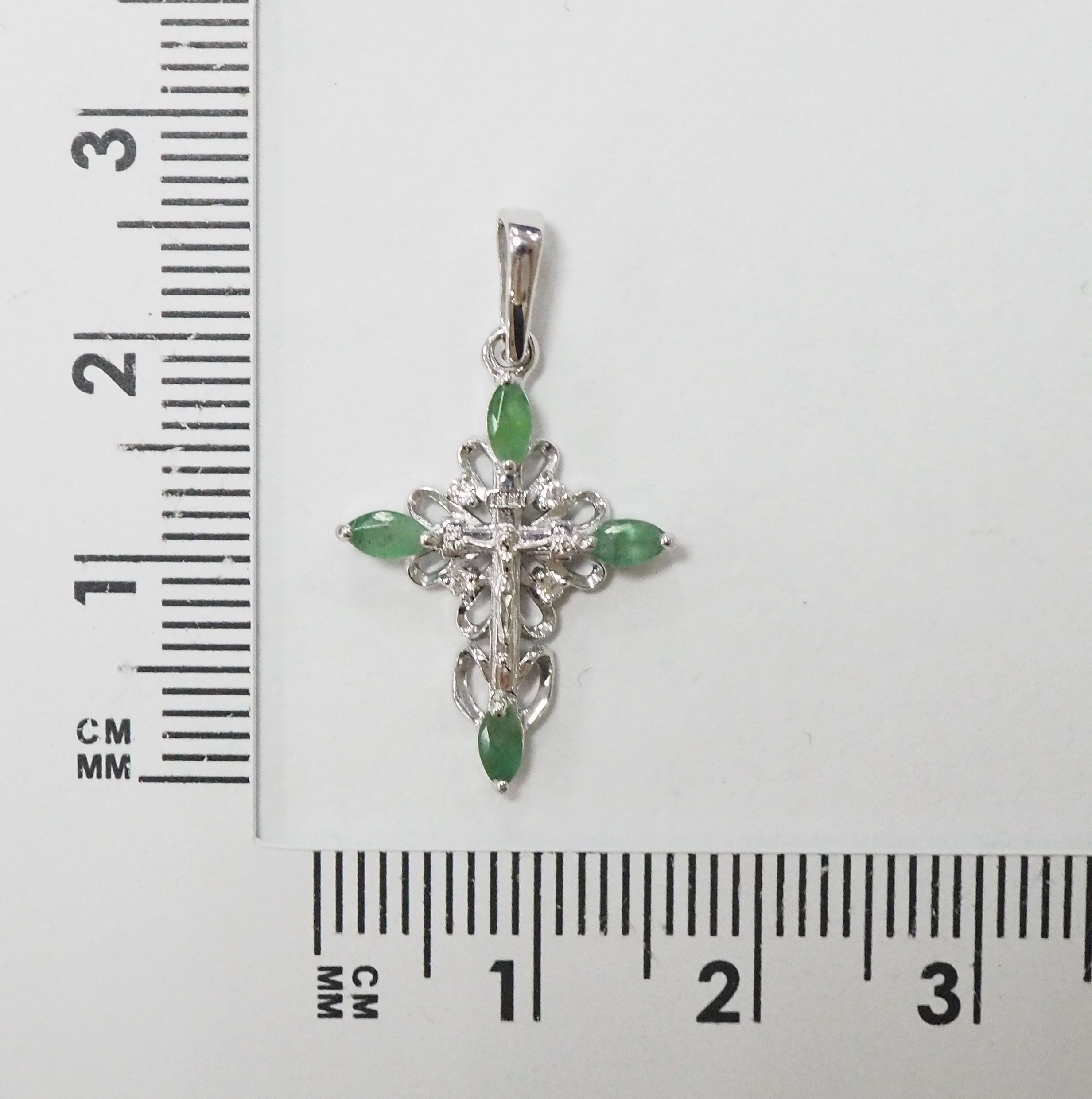 Серебряная подвеска-крест 925 пробы; вставки 4 Изумруд нат. 0,307 5/Г3; 4 Фианит бесцв.;